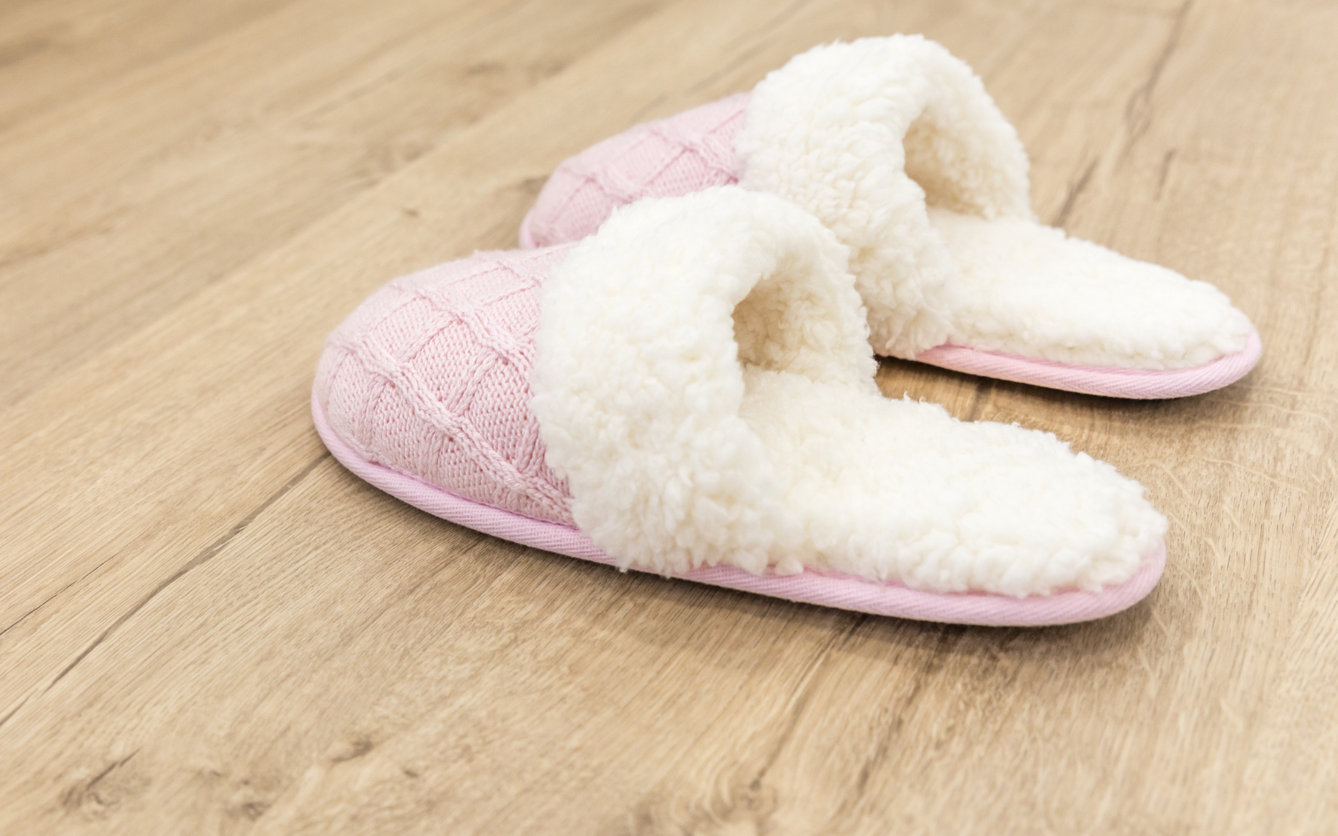 The Everyday Comfort Upgrade: Why Every Home Needs a Dedicated Pair of Slippers